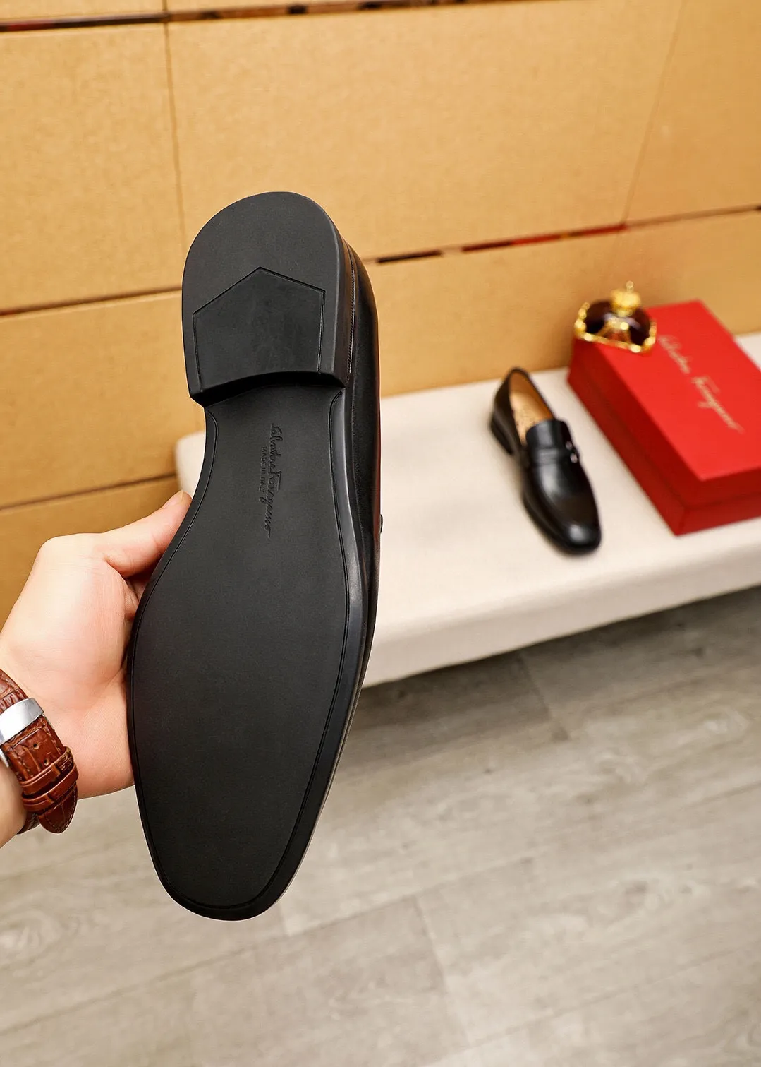 Men's shoes 💰480 💐 Product trademark: Ferragamo "Ferragamo" casual leather shoes Regular size: 38-44 (45🉑️customized) Product materials: Selected imported first-layer cowhide upper + luxury hardware buckle, imported water-dyed cowhide leather lining. Strong three-dimensional visual effect, original rubber outsole Color: 3⃣️seed leather materials available